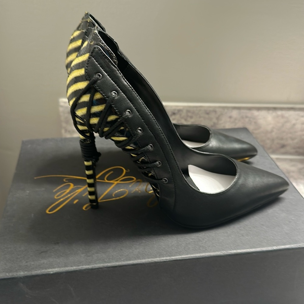 Lust For Life Krayzie 5 Inch Black High Heel Pump size 6.5